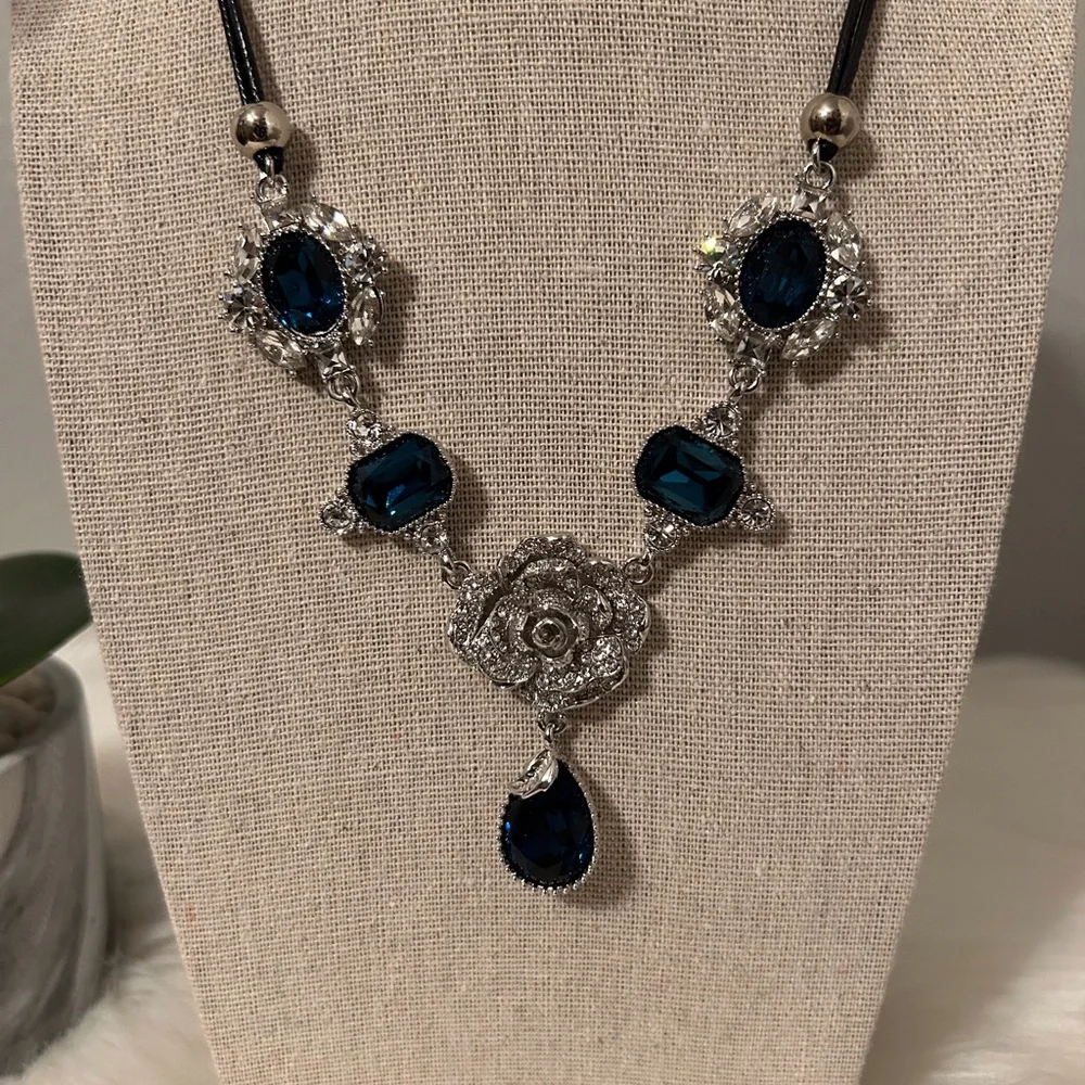 Elegant Silver Rhinestone and Royal Blue  Stones Pendant Necklace NWOT